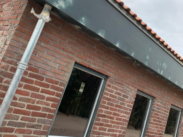 buiten schilderen schilderwerk verven dakrand berlicum woonhuis buitengevel