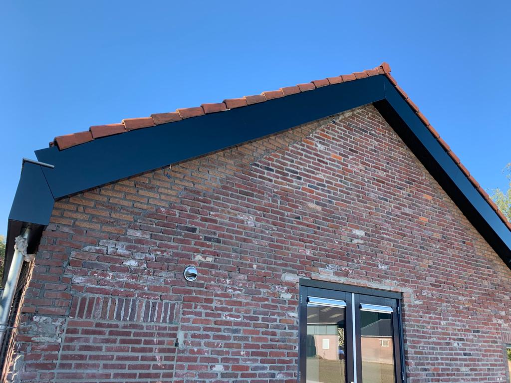 buiten schilderen schilderwerk verven dakrand berlicum woonhuis gevel