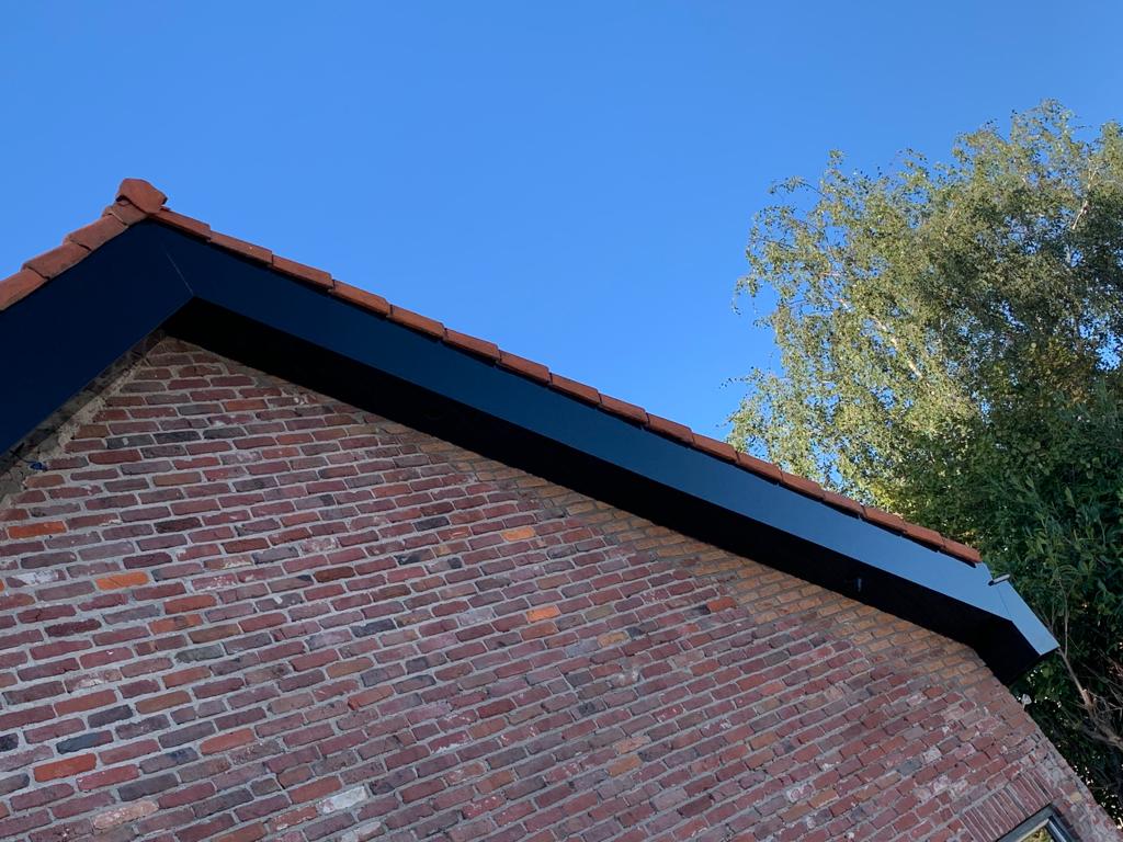 buiten schilderen schilderwerk verven dakrand berlicum woonhuis gevel