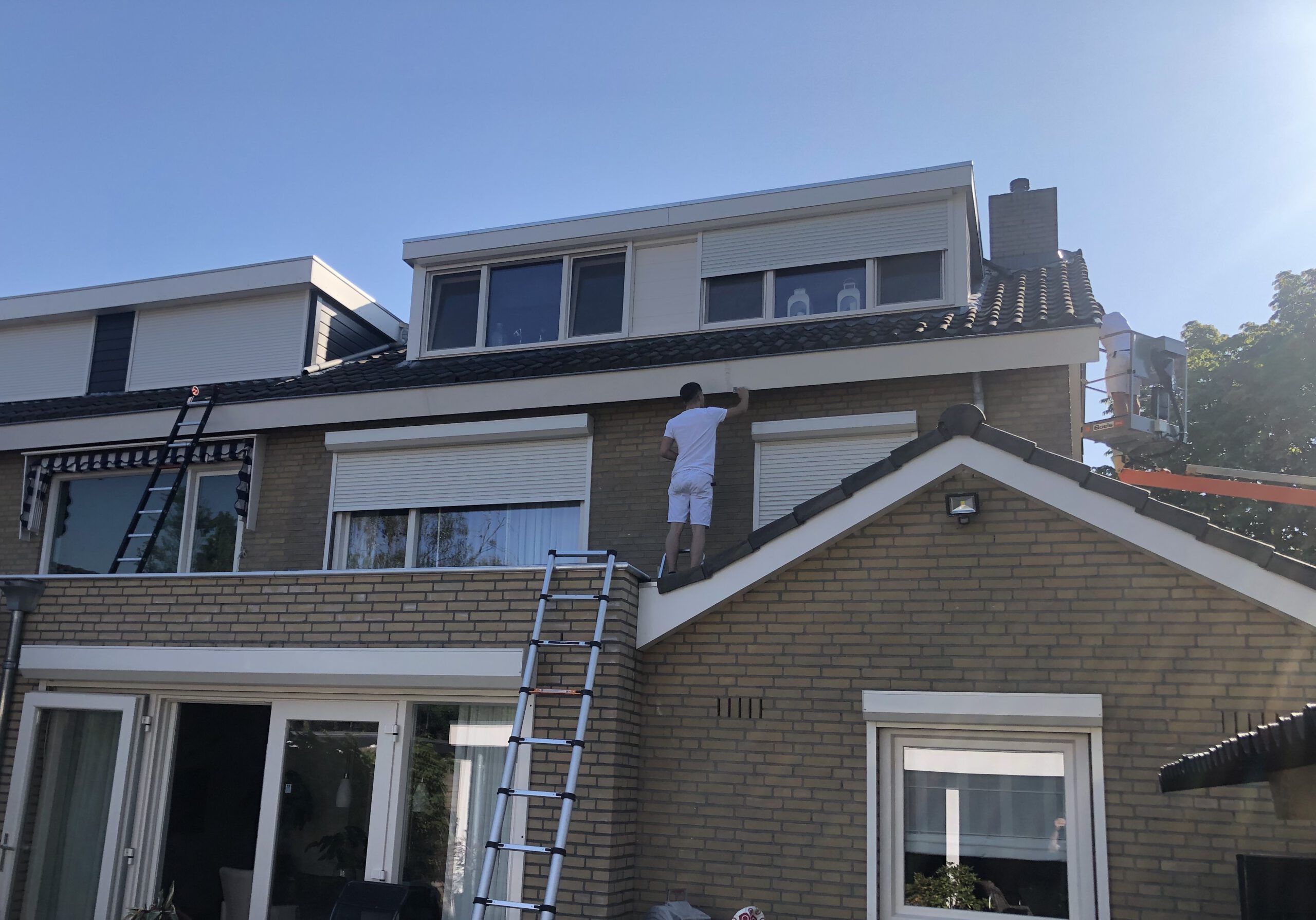 buiten schilderen schilderwerk verven dakrand den bosch woonhuis