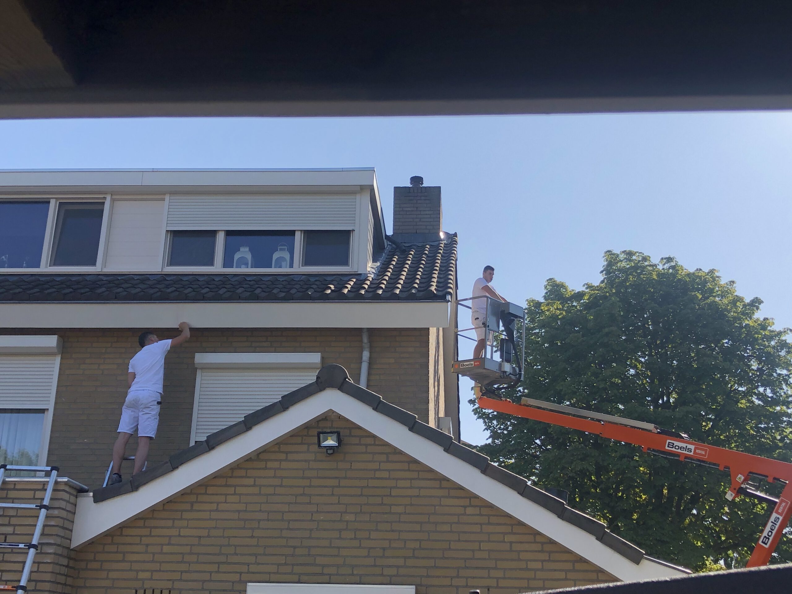 buiten schilderen schilderwerk verven dakrand den bosch woonhuis 's hertogenbosch